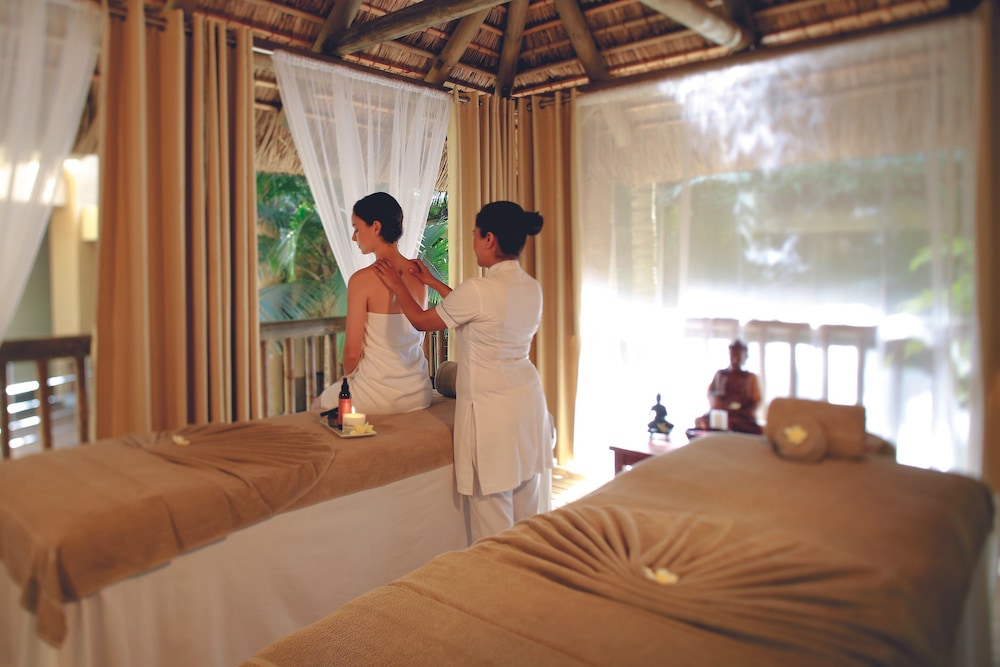Victoria Beachcomber Resort and Spa 32/54
