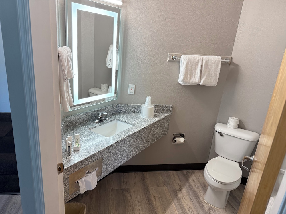 Baymont by Wyndham Athens, TN 41/42
