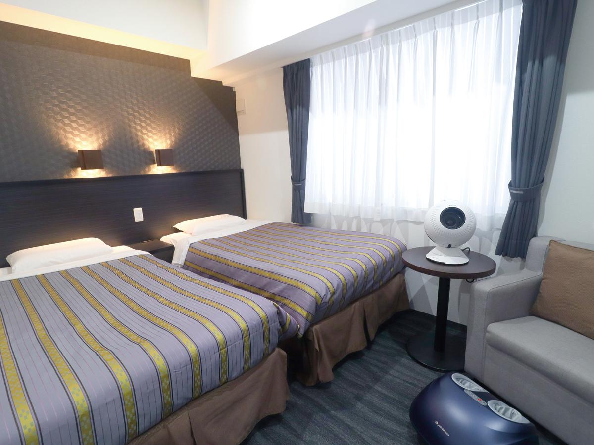 Phiten Connecting, Twin Beds, Corner