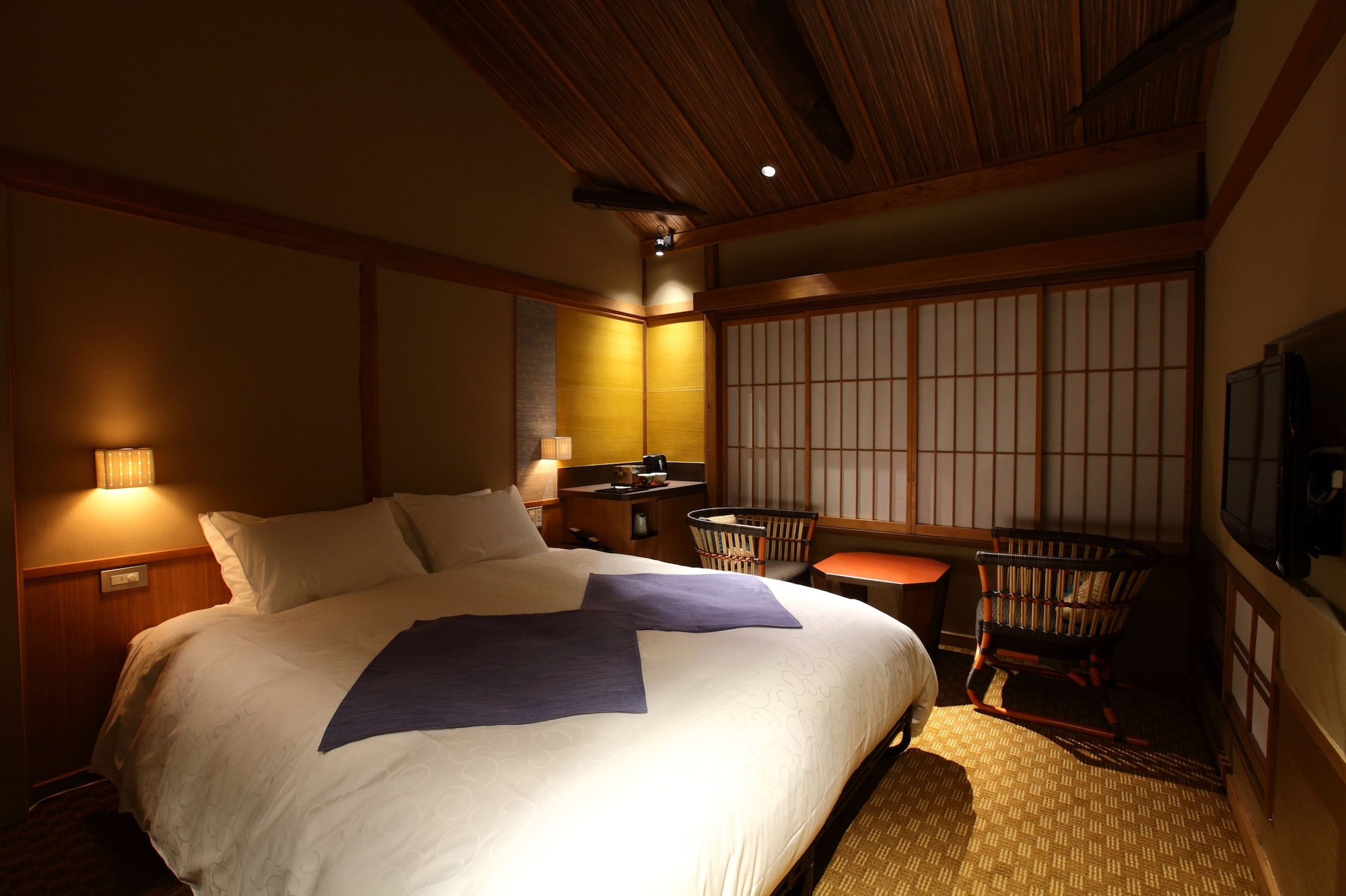 BYAKUGUN, DOUBLE BED