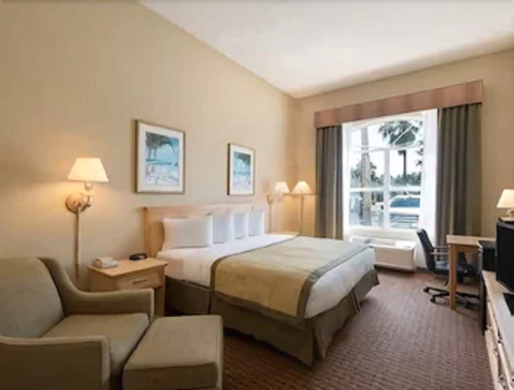 Baymont by Wyndham Fort Myers Airport 16/41