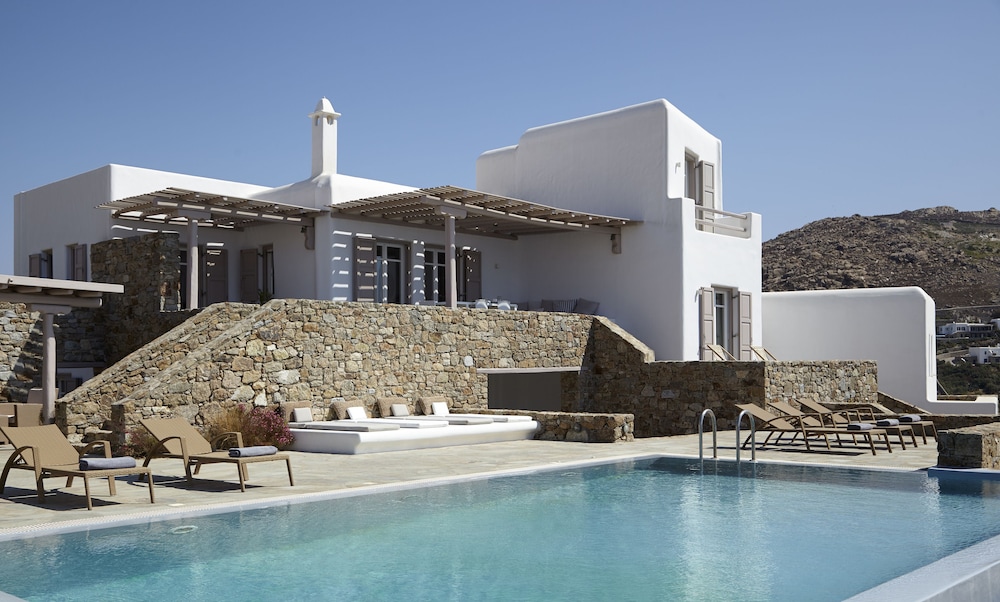 Elia White Residence 44/48