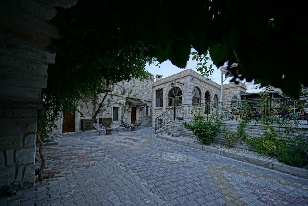 Holiday Cave Hotel 77/81