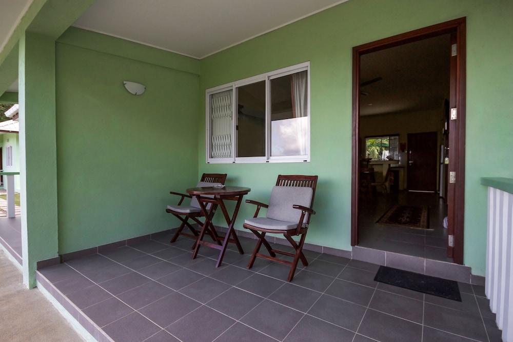 SURFERS SELF CATERING CHALETS 31/31