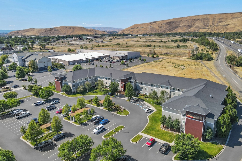 Ledgestone Hotel 65/68