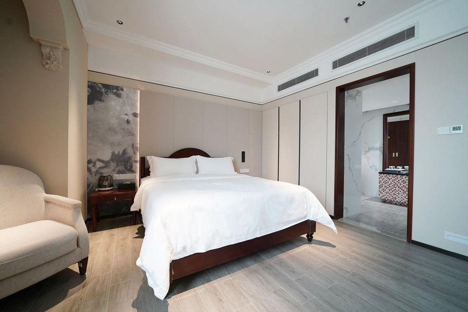 Suite, King Bed