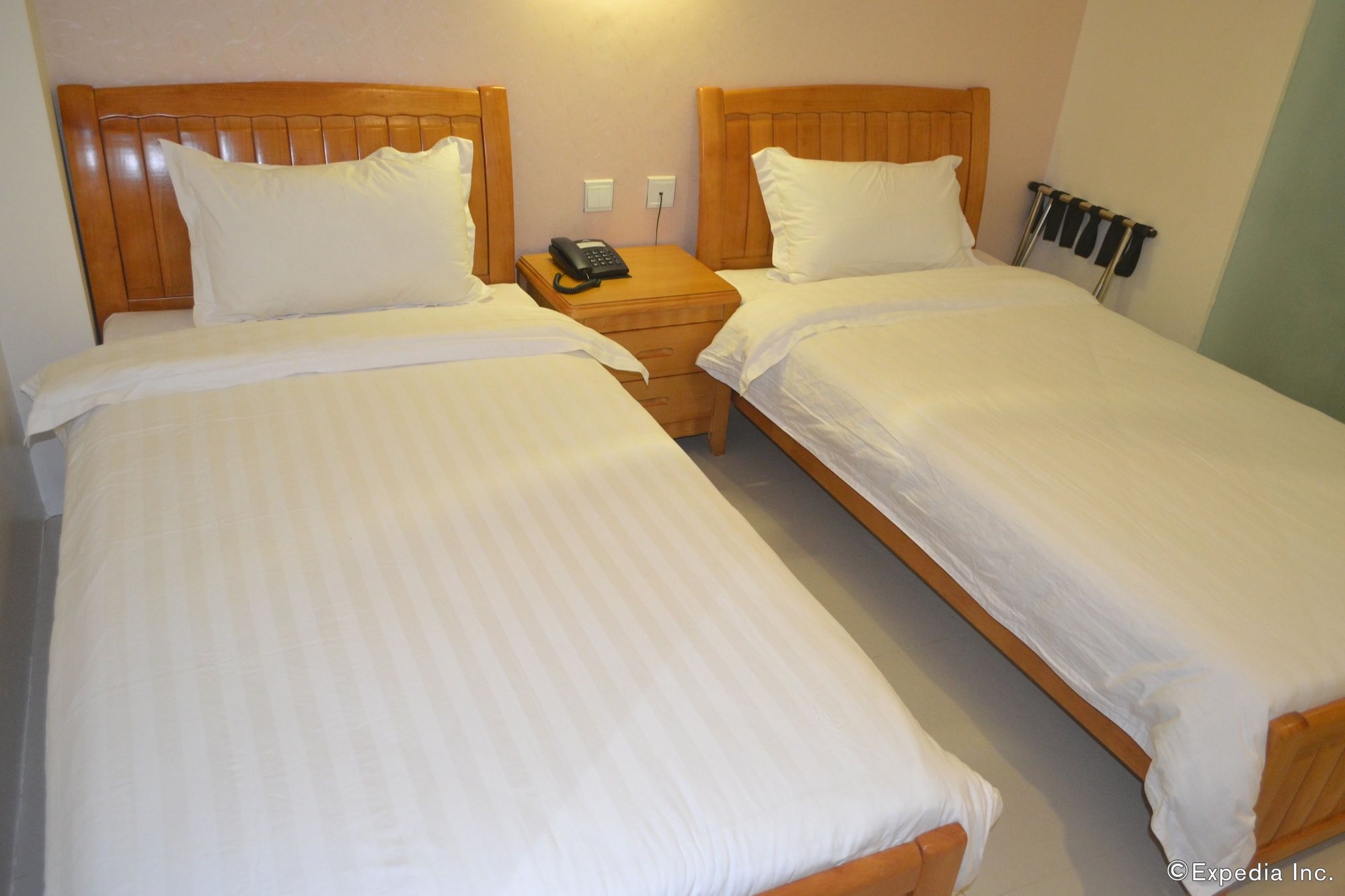 ROOM, TWIN BEDS