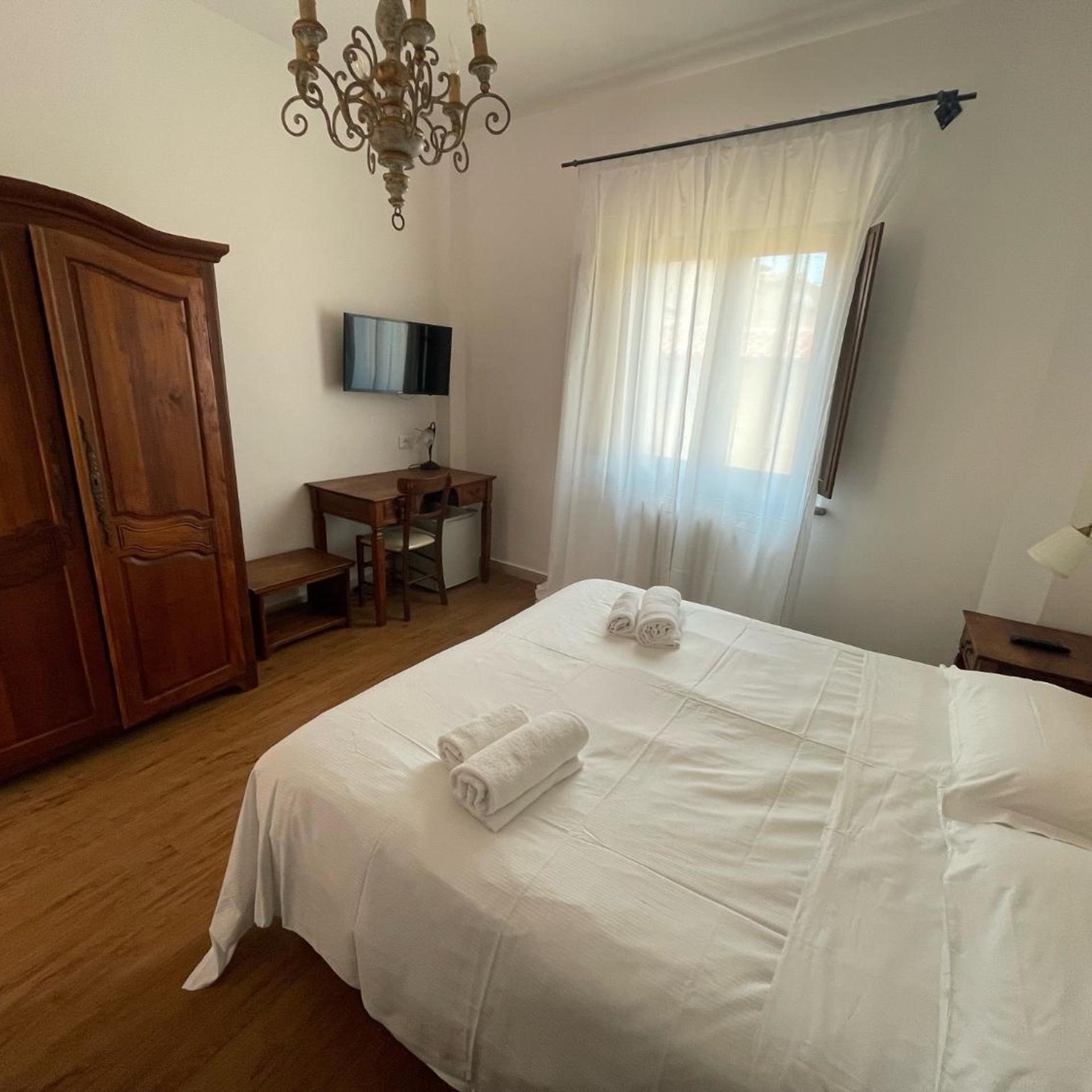 ROOM, DOUBLE BED