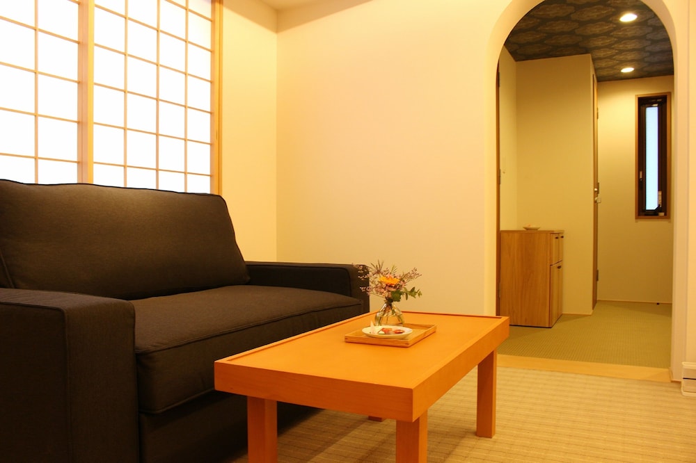 Hachi Inn 35/49