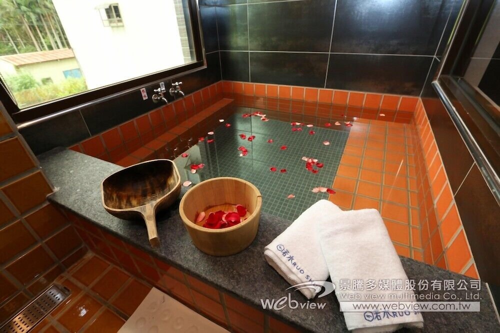 Ruo Shui Hotspring Hotel 52/62