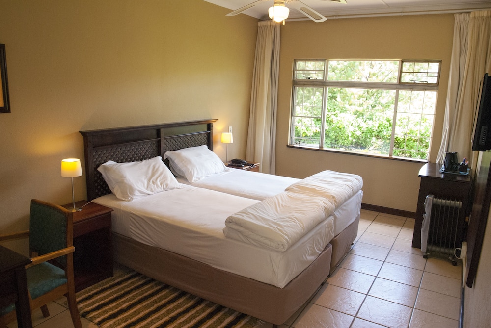 Emafini Country Lodge 6/57