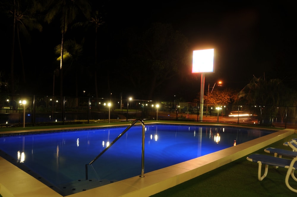 Coral Towers Holiday Suites 37/69
