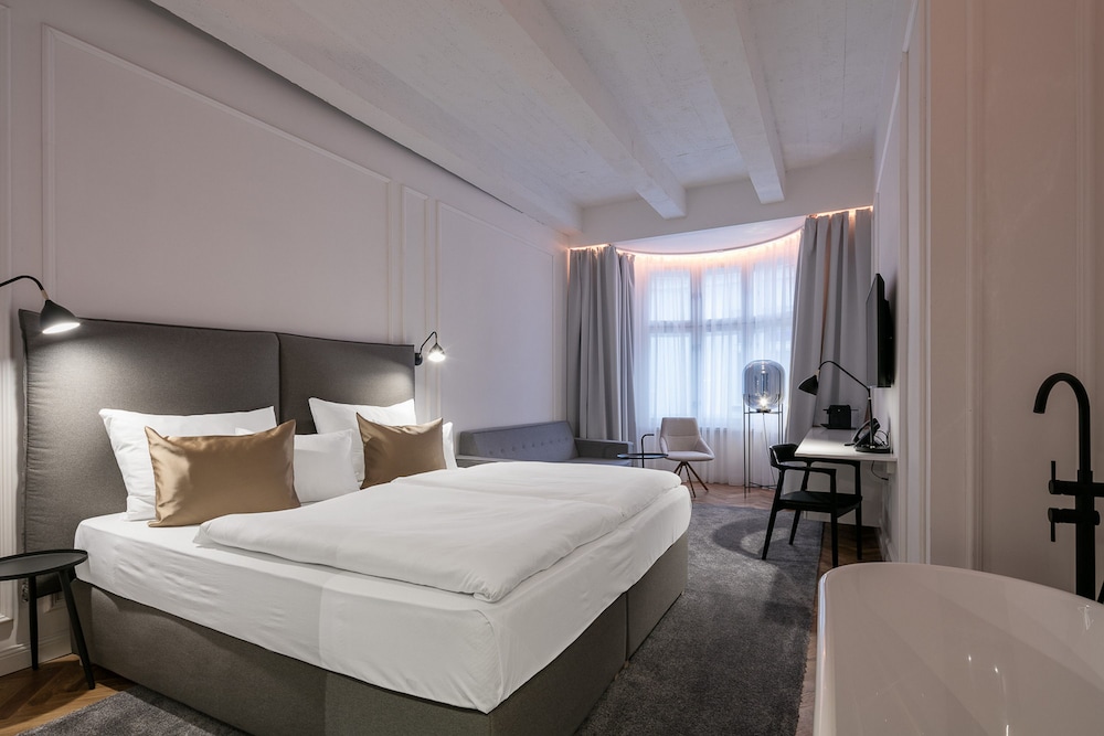 DELUXE, DOUBLE OR TWIN BED