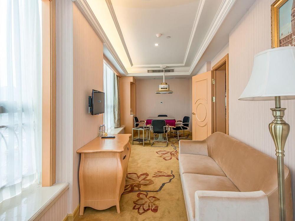 Vienna hotel Shenzhen Xiashuijing Subway Station 22/25