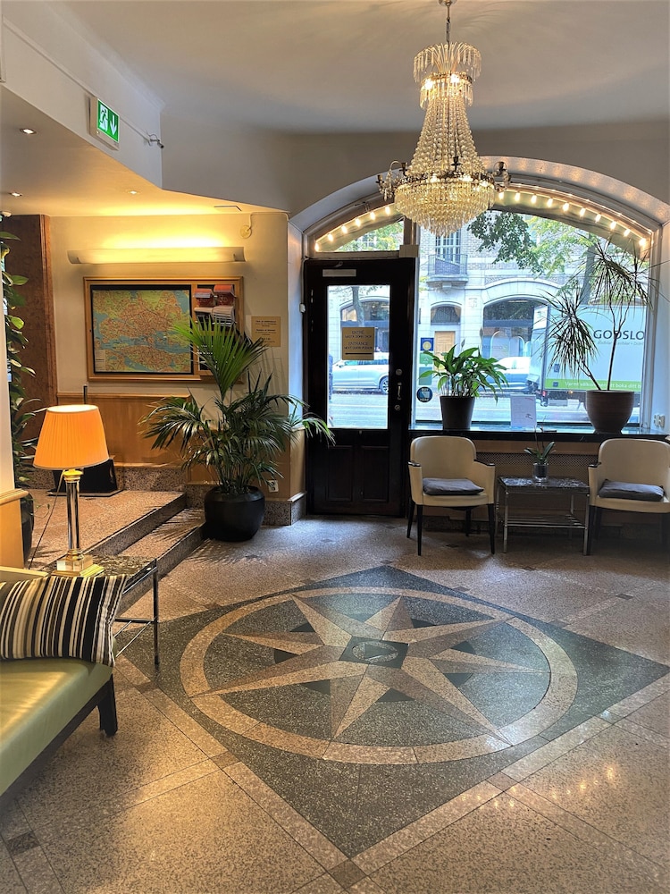 Crystal Plaza Hotel 29/32