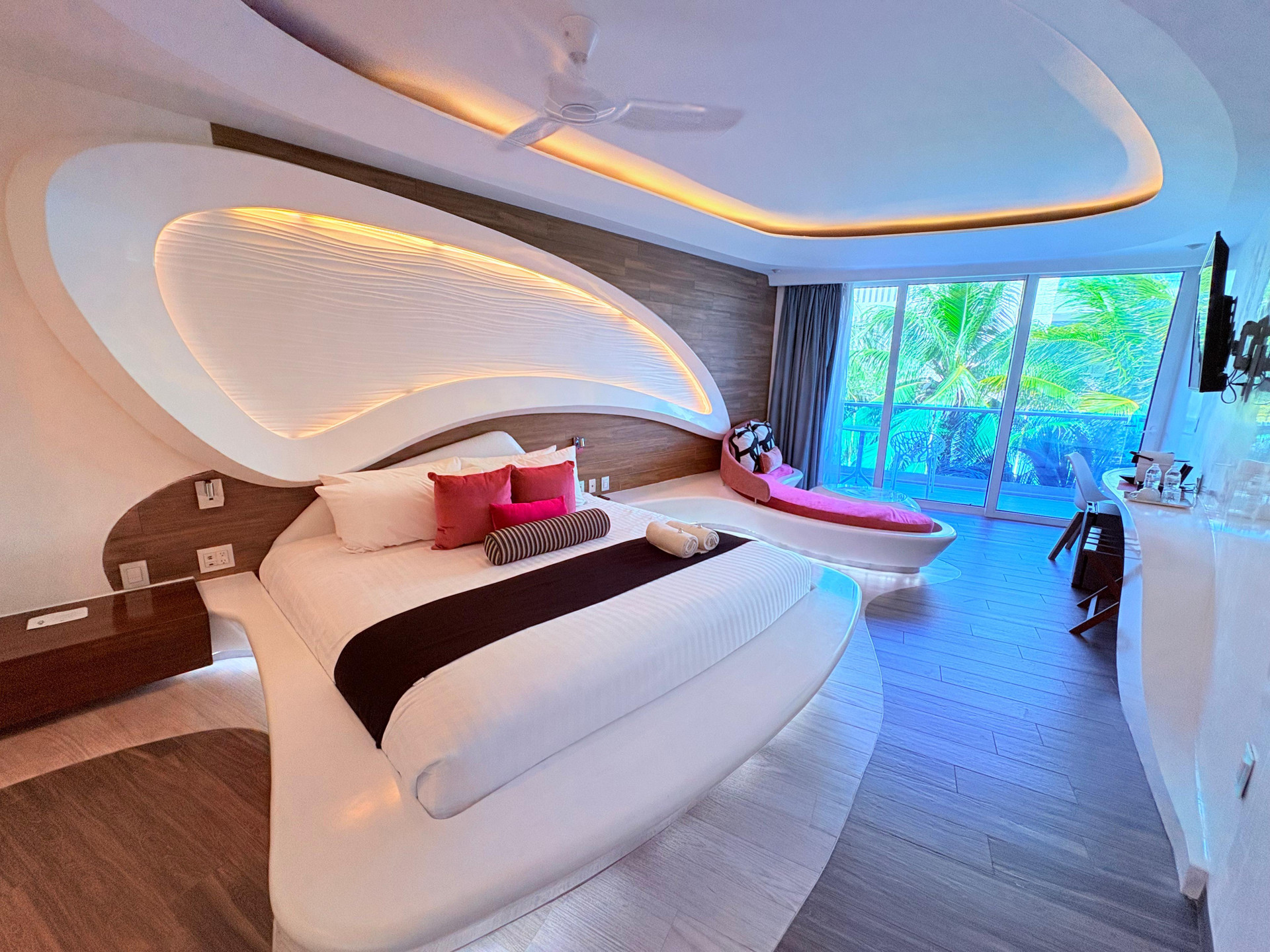 Deluxe, Suite, Street View