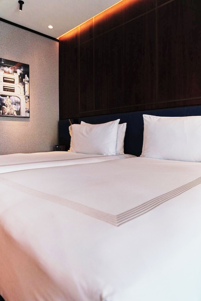 2 BEDROOMS, SUITE