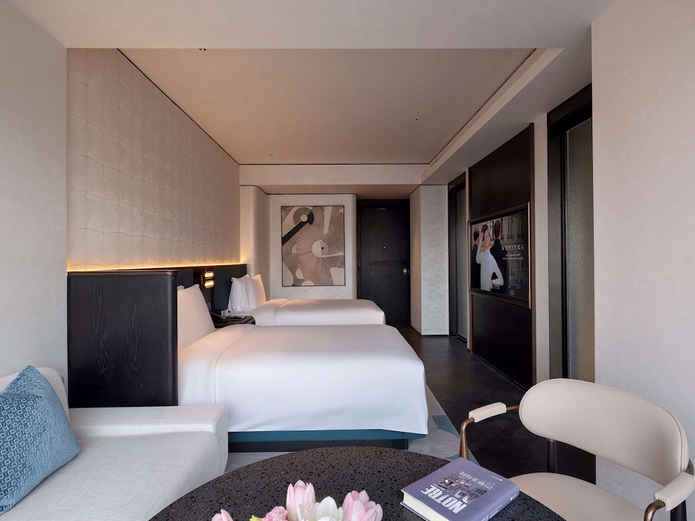 Sofitel Shanghai North Bund 24/60