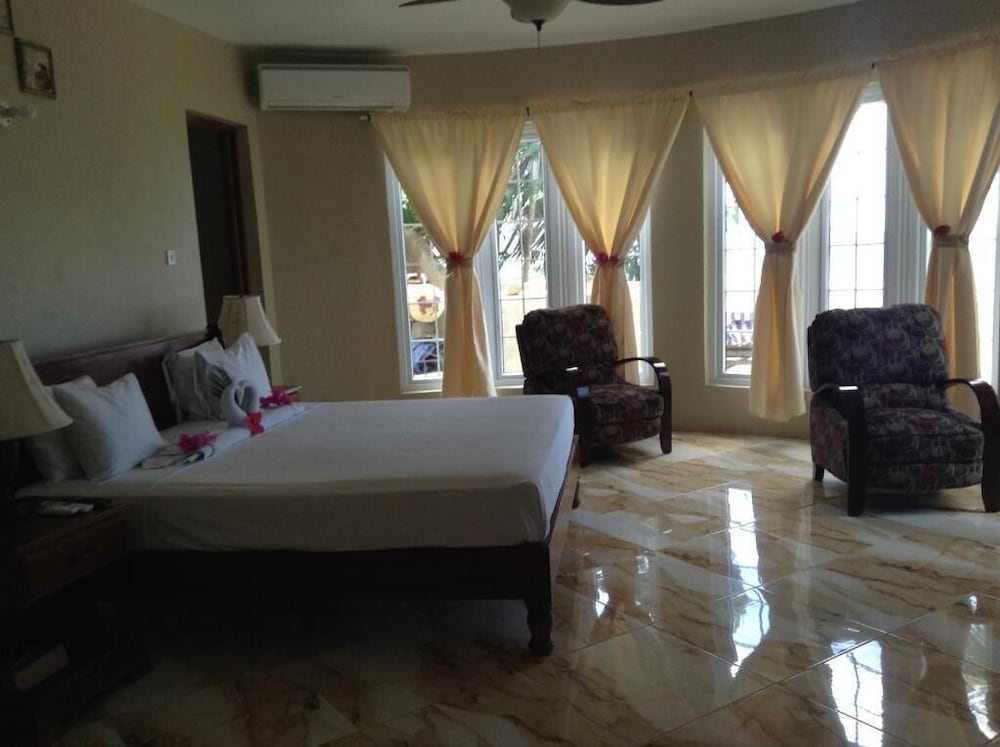 Waters Edge Guest House 18/38