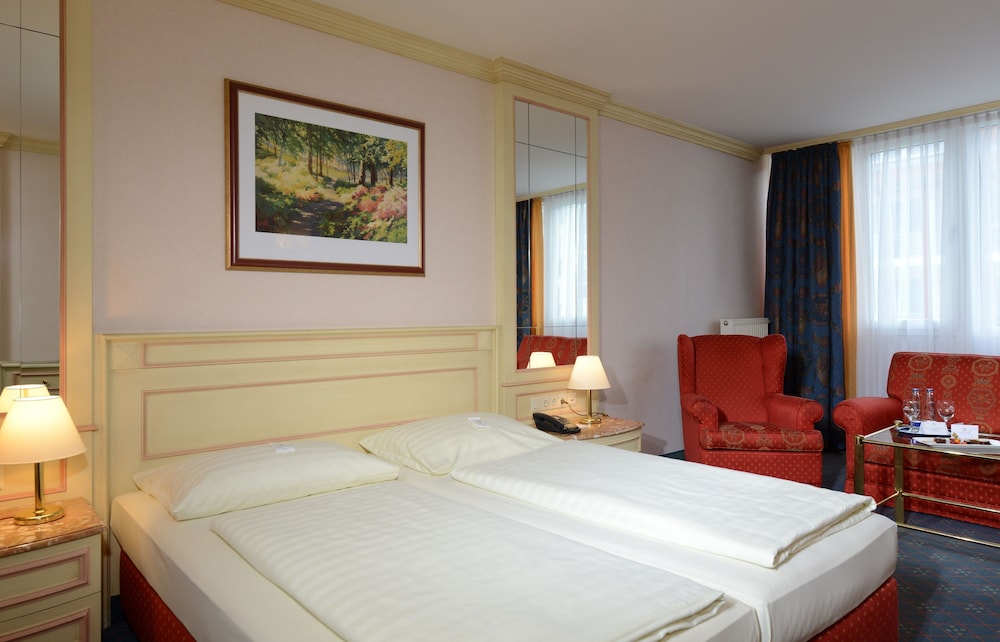 Monarch Hotel 10/68