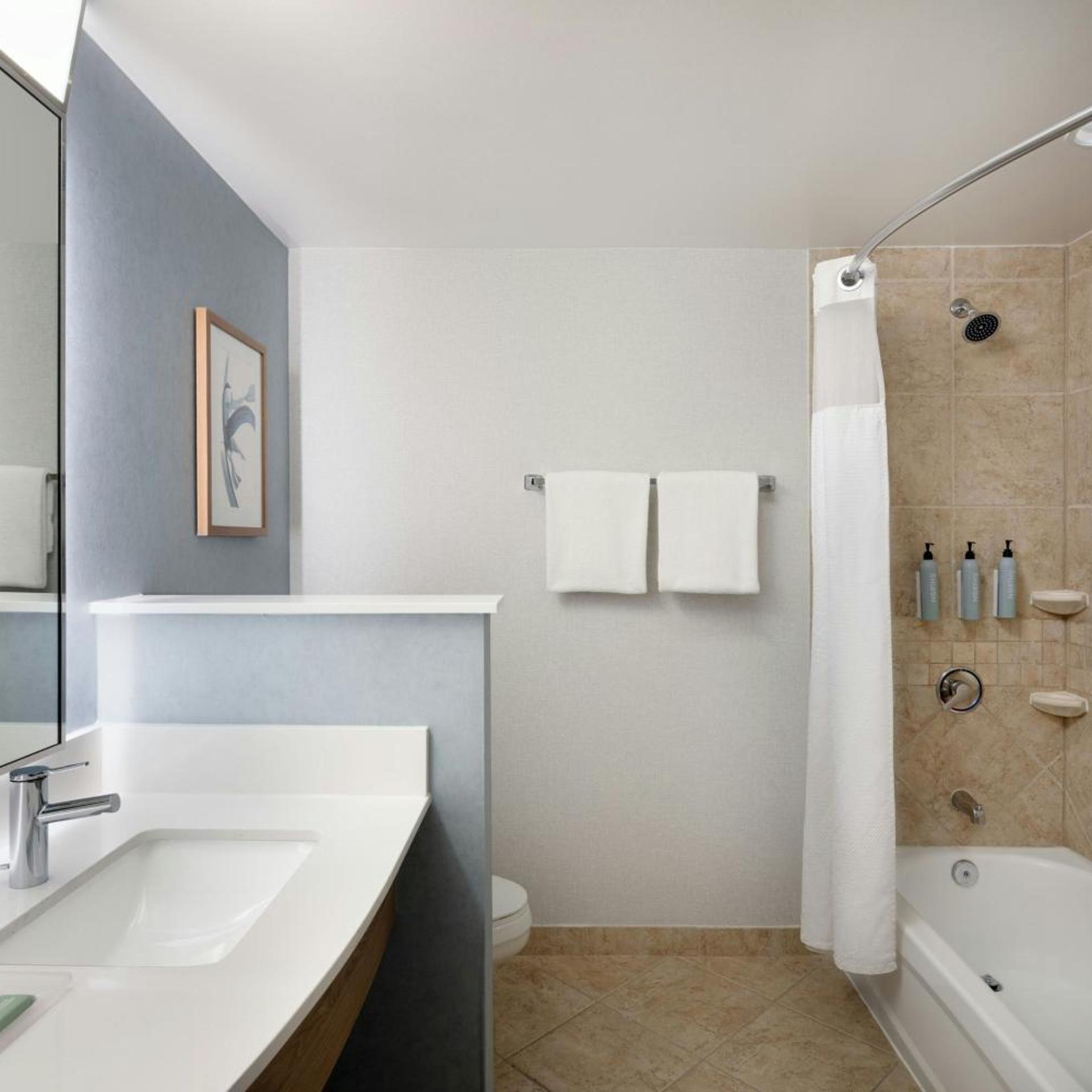 جناح بسرير كوين مع أريكة، Courtyard by Marriott Sandestin at Grand Boulevard 4/4