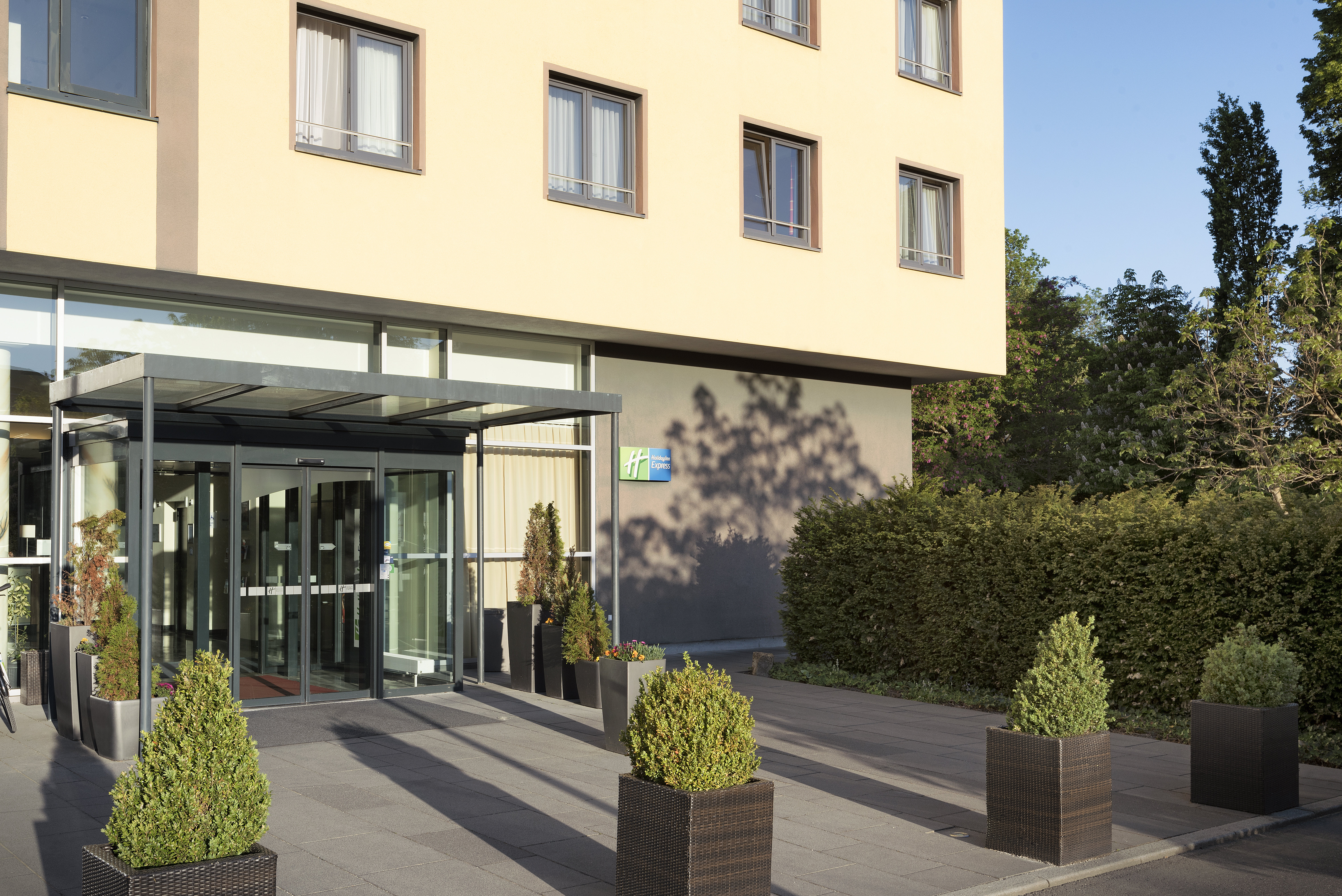 HOLIDAY INN EXPRESS SINGEN 7/72