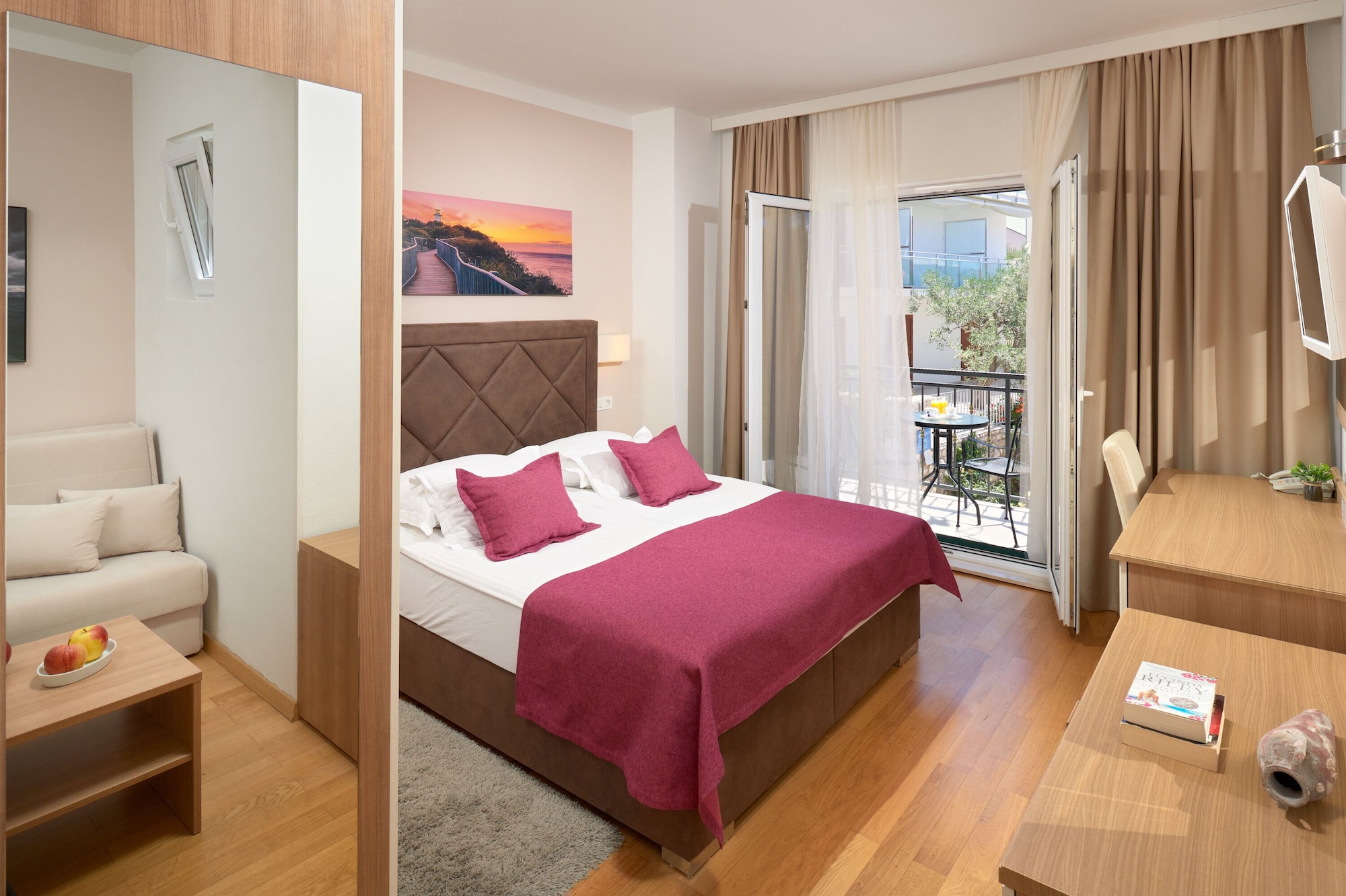 Comfort, Queen Bed, Partial Sea View, Side Sea View, Balcony