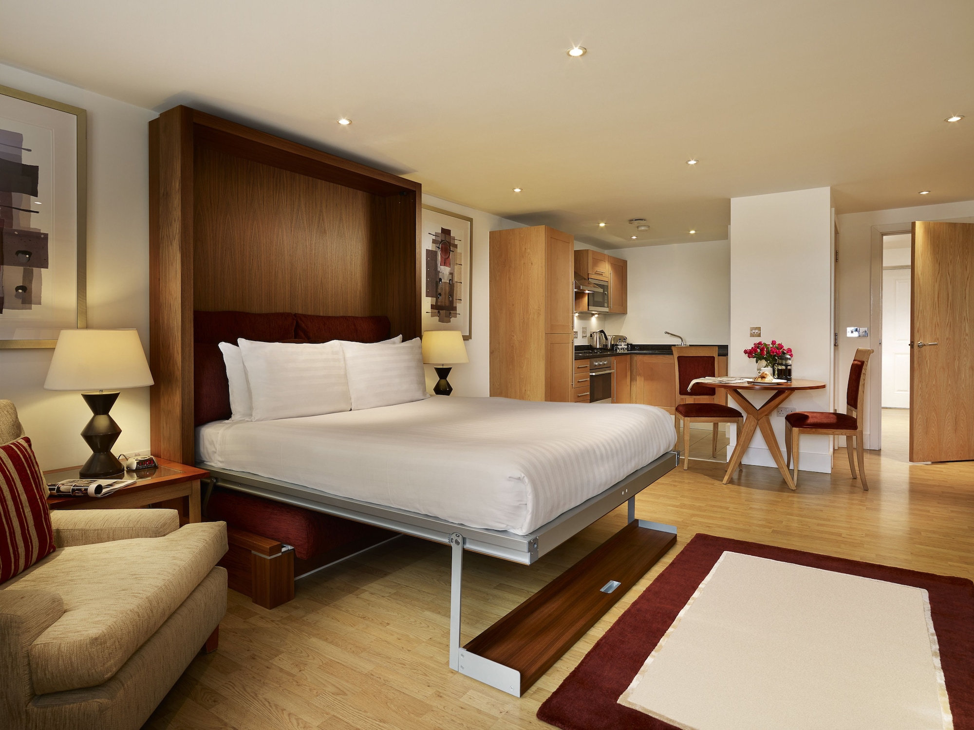STUDIO, QUEEN BED