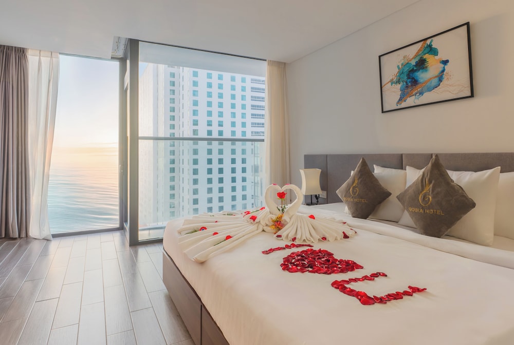 DELUXE, DOUBLE OR TWIN BED