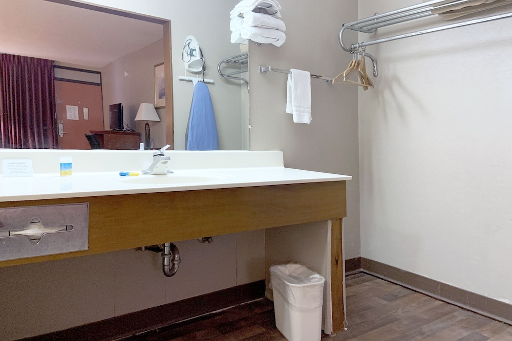 Paris Inn and Suites 24/40