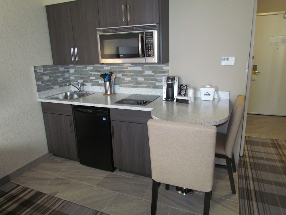 Fairfield Inn & Suites by Marriott Airdrie 44/54