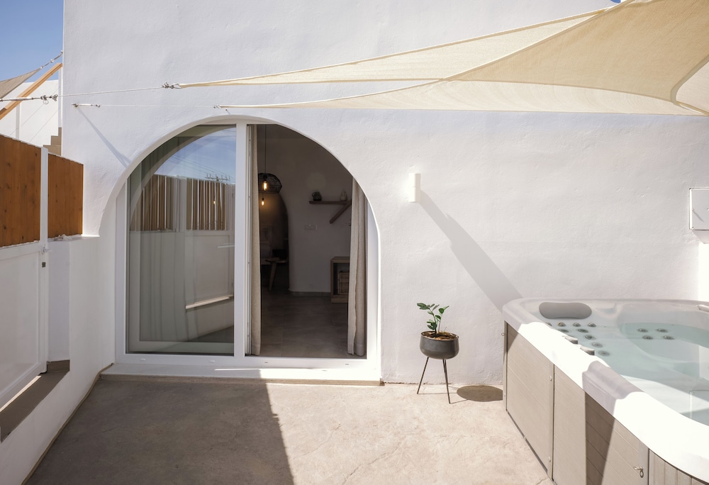Valery Suites 52/54