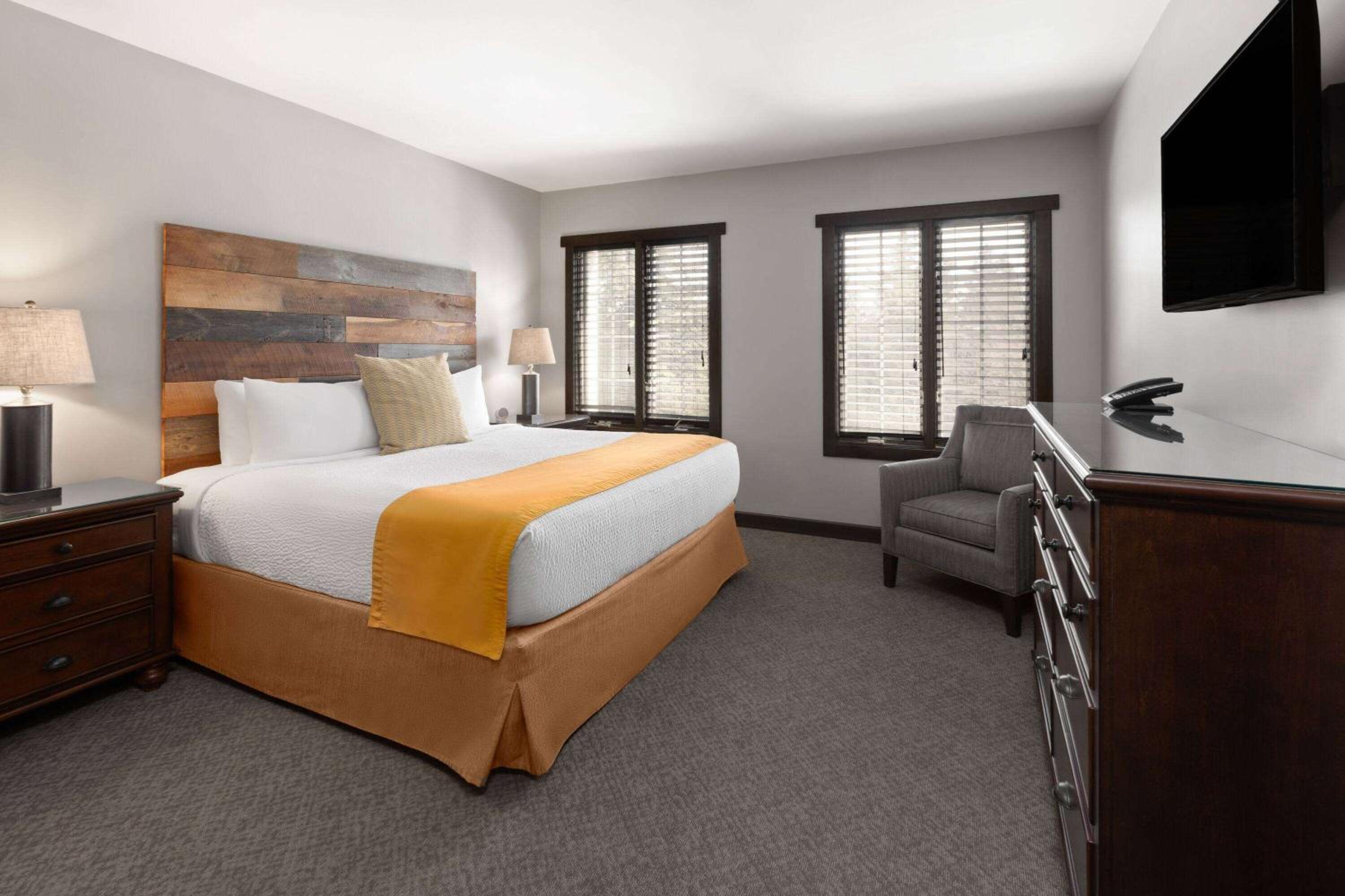 1 Bedroom, Suite, King Bed, Sunrise View, Pet Friendly