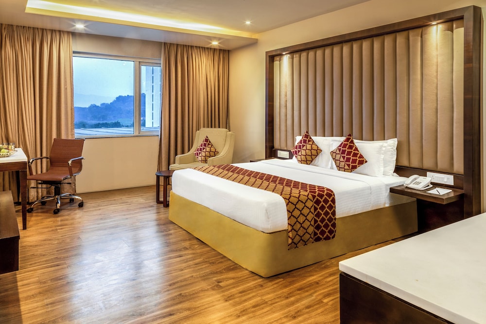 GRAND, SUITE, CITY VIEW, BATHTUB