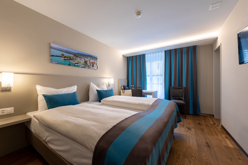 ROOM, TWIN BEDS