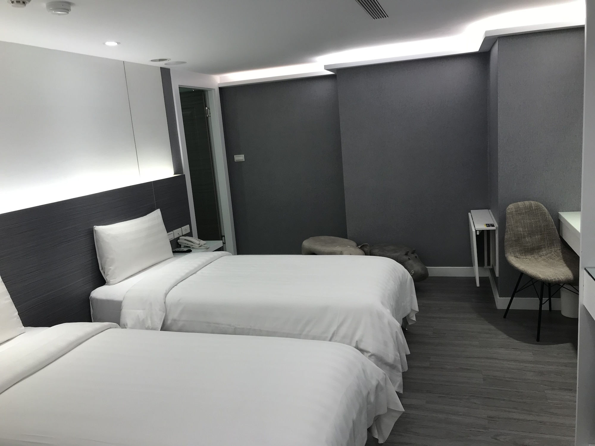 SUPERIOR, TWIN BEDS, NO WINDOW