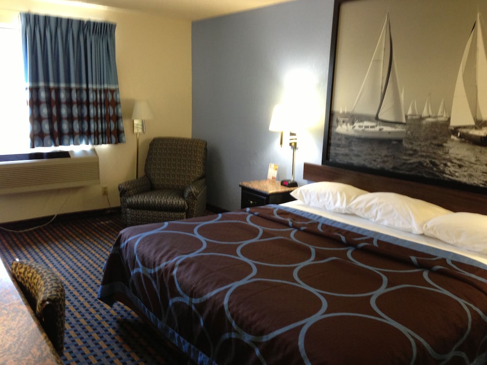 Super 8 By Wyndham New Castle 10/26