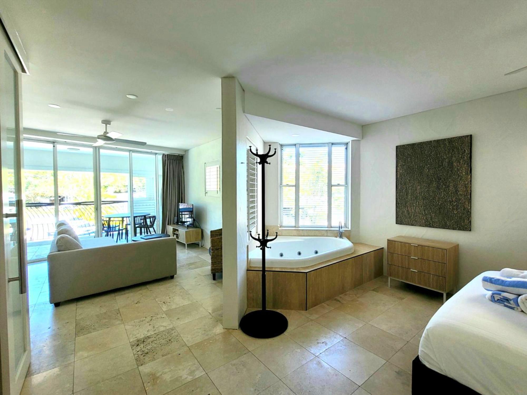Suite, Pool Side