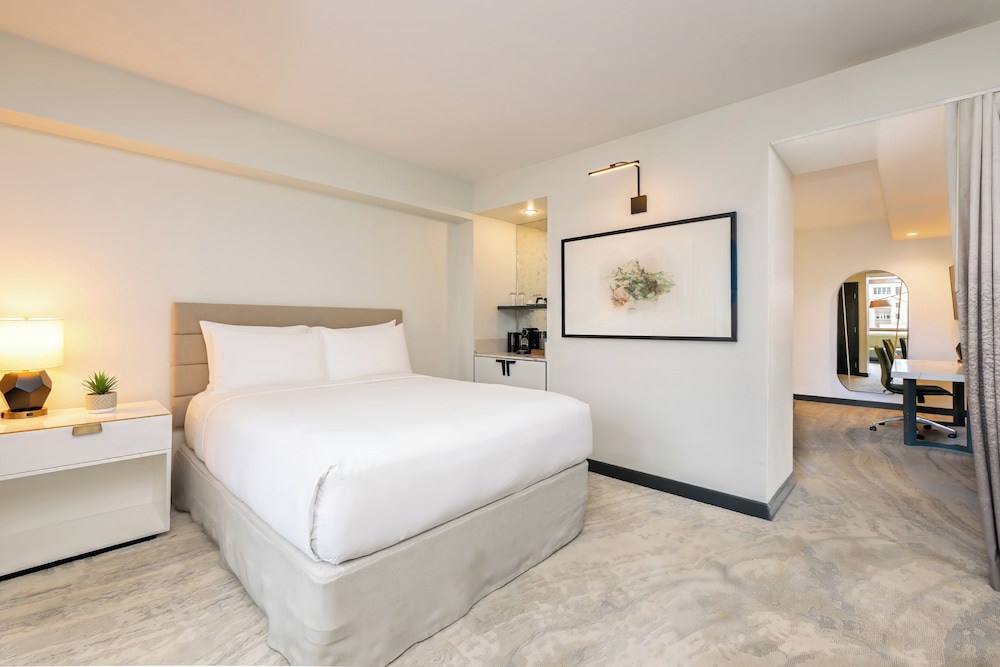 ROOM, KING AND QUEEN BED