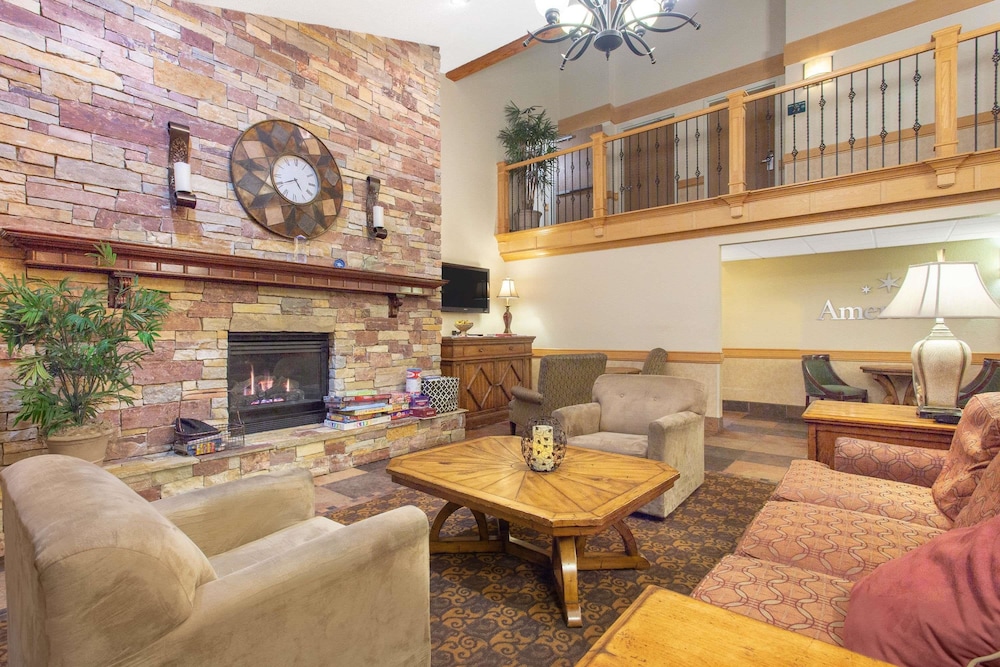 AmericInn by Wyndham Sheboygan 16/27