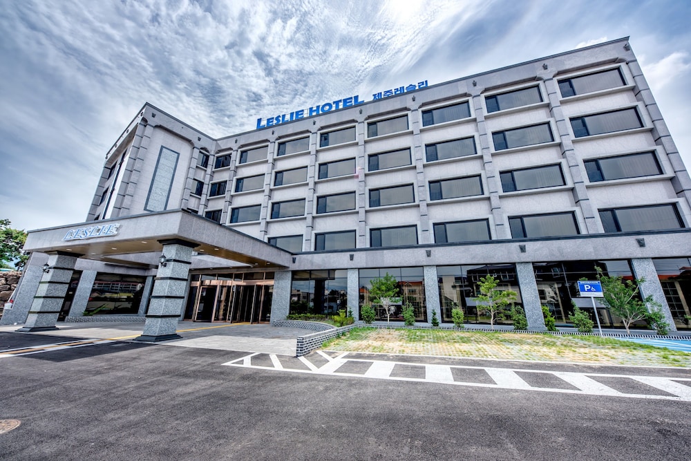 Leslie Hotel 7/42