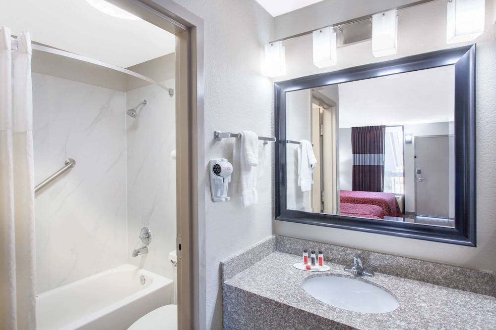 Days Inn by Wyndham Clinton Laurens I-26 4/26
