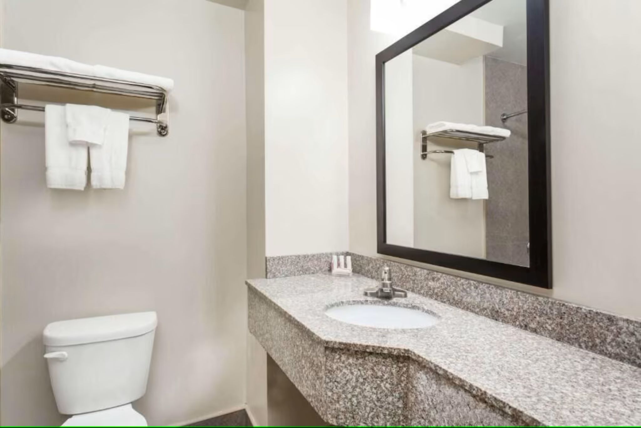 Days Inn & Suites by Wyndham Jamaica JFK Airport 17/20