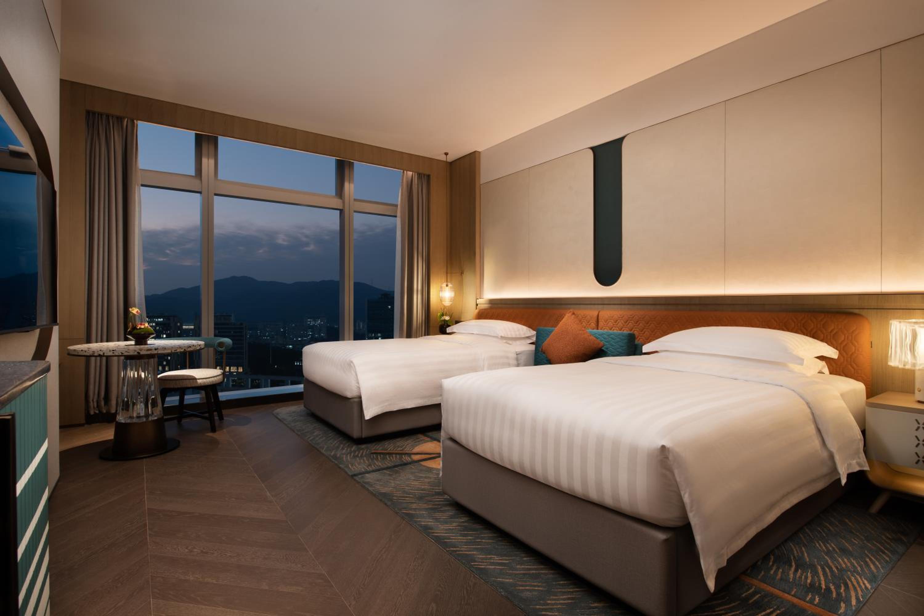غرفة تنفيذية بسريرين منفصلين بإطلالة على المدينة مع دخول الصالة، Fashion Town Hotel Shenzhen MGallery Collection 2/5