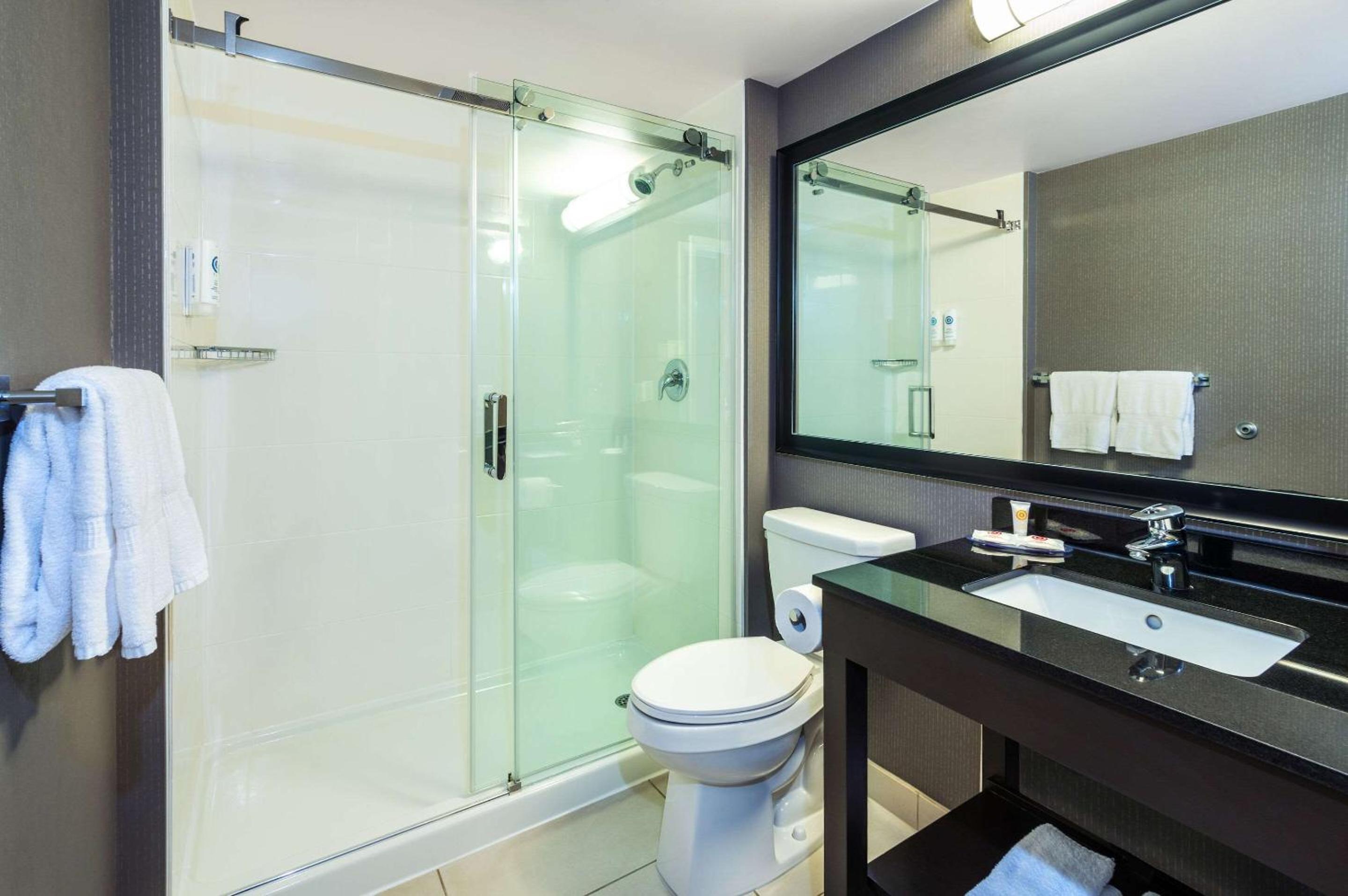 غرفة قياسية بسرير كينج وسريرين كوين في الطابق الأرضي، Comfort Inn Gatineau 9/10