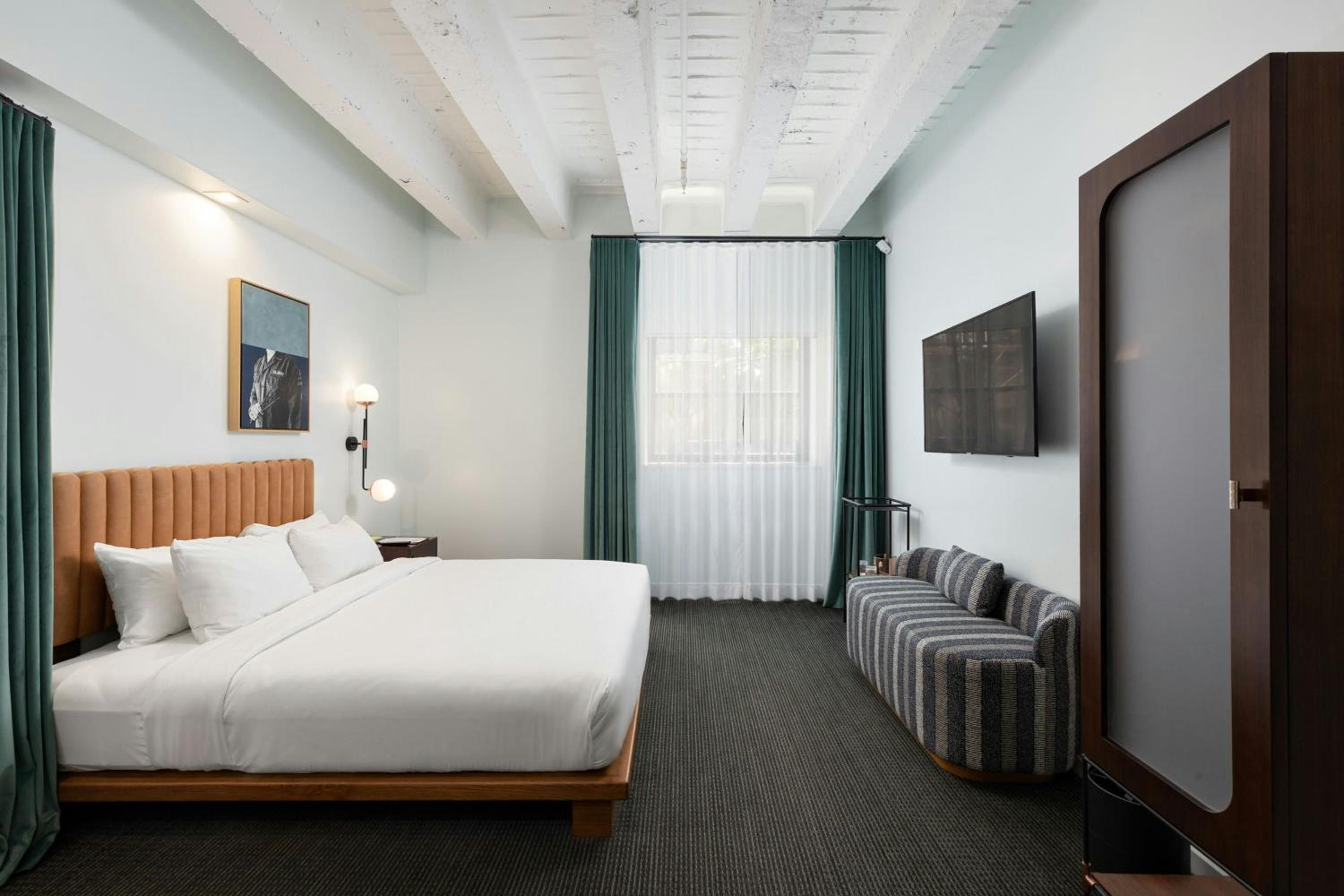 Semi Basement, King Bed, Large, City Floor