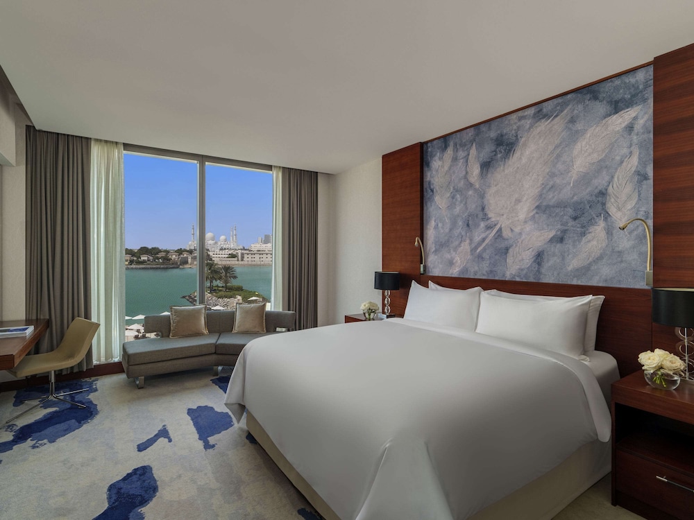 FAIRMONT, KING BED, CREEK VIEW