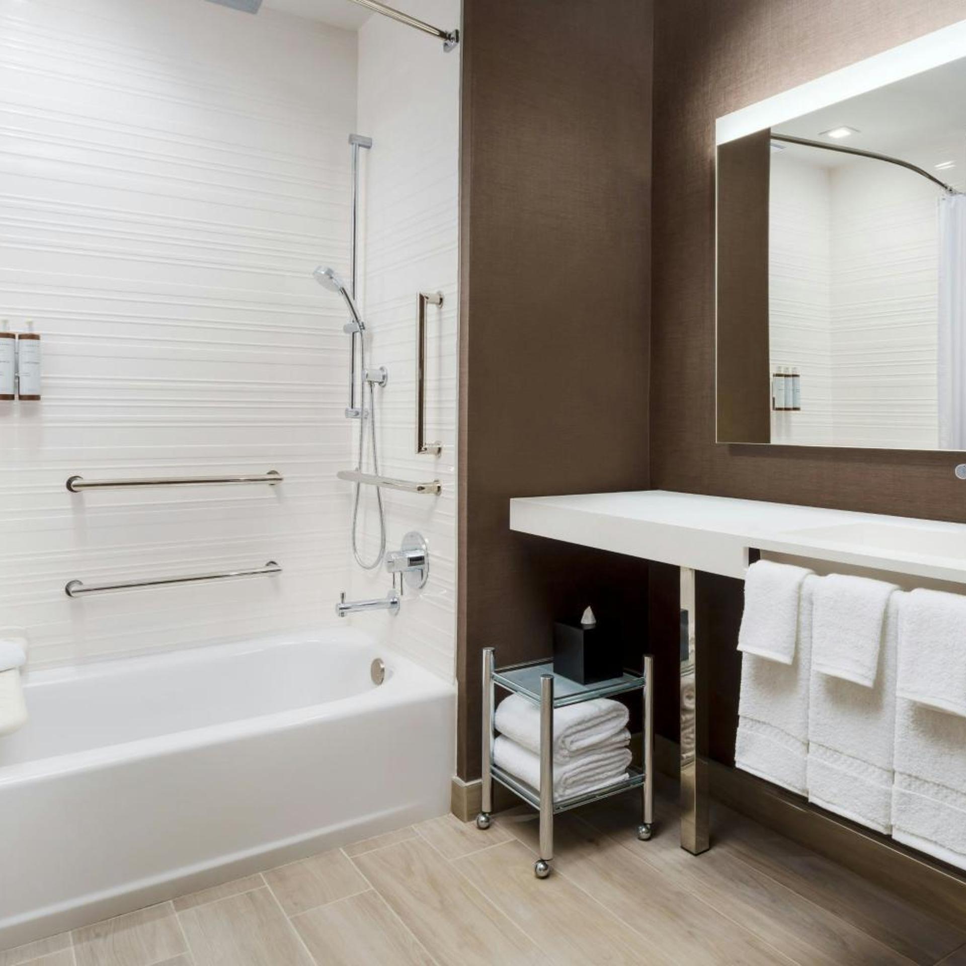 غرفة بسريرين كوين بحوض استحمام لذوي الإعاقة، AC Hotel St. Petersburg 4/5