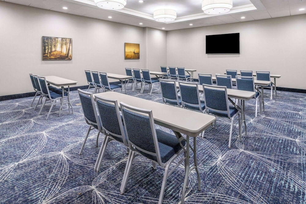 La Quinta Inn and Suites by Wyndham Valdosta 24/35