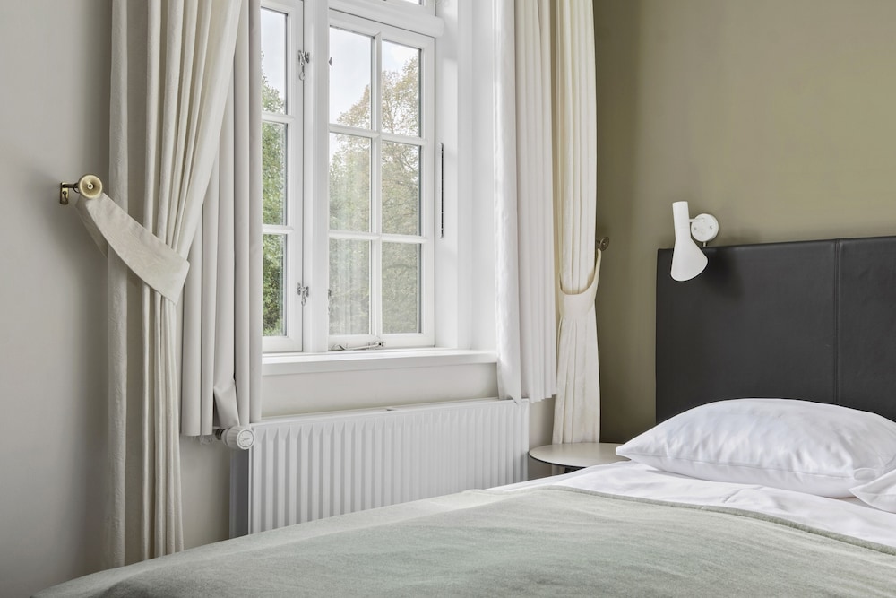 Standard, Queen Bed
